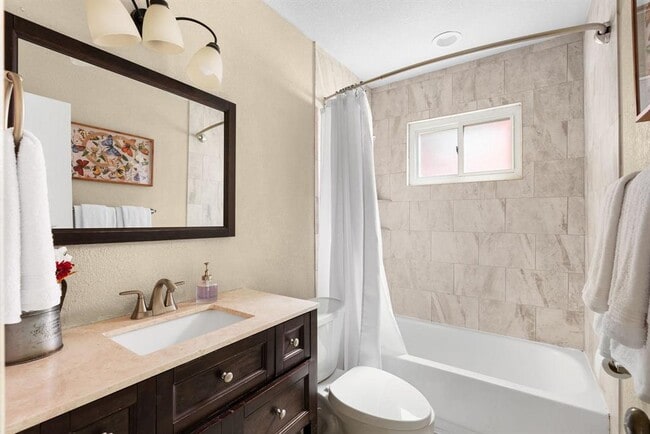 Building Photo - 2320 Montclaire St