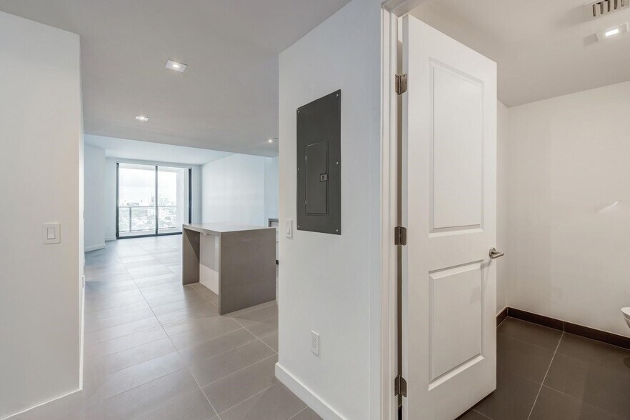 Building Photo - 1600 NE 1st Ave