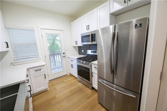 Building Photo - 8 Bedrooms 8 Baths Pre-leasing Now for 202...
