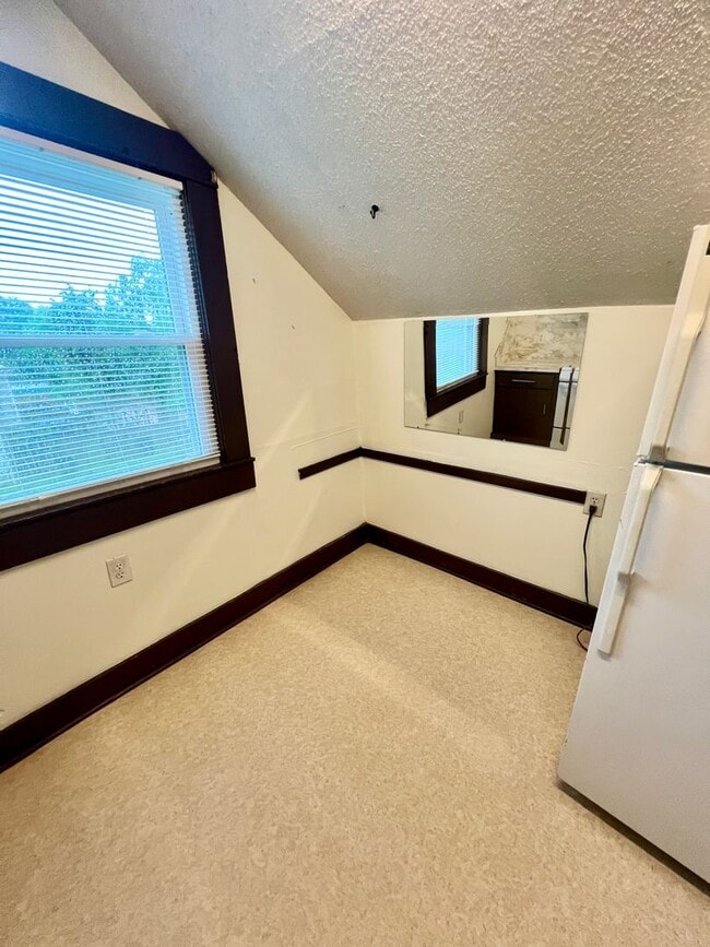 Building Photo - Inglewood 1 Bedroom Upstairs Apartment $10...