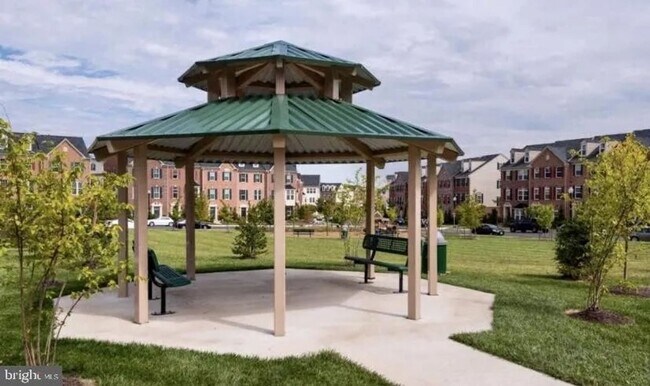 Building Photo - Beautiful Single Family home with Loft and Off Street Parking