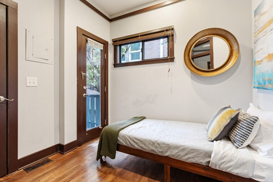 Building Photo - 1208 E Thomas St