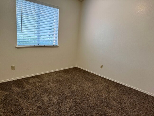 Building Photo - 4 Bed, 2.5 Bath Home with 3-Car Garage in Clovis Unified School District