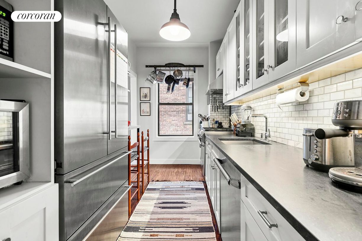 Building Photo - 875 W 181st St