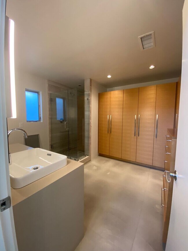 Building Photo - M340 - Miller