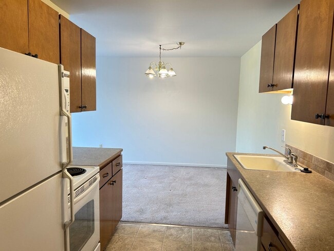 Building Photo - Spacious 2 Bed, 1 Bath Apartment at Lynnwood - 62+ Living!!