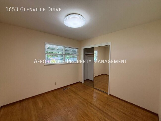 Building Photo - 1653 Glenville Dr