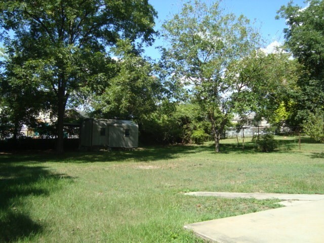 Building Photo - 3 Bedroom 2 Bath Home available!