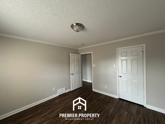 Building Photo - Spacious 3BR Memphis Home with Vaulted Ceilings, Fireplace, Deck & 2-Car Garage