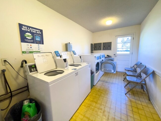 Building Photo - Spacious Ground Floor 2 Bed with Screened Porch!