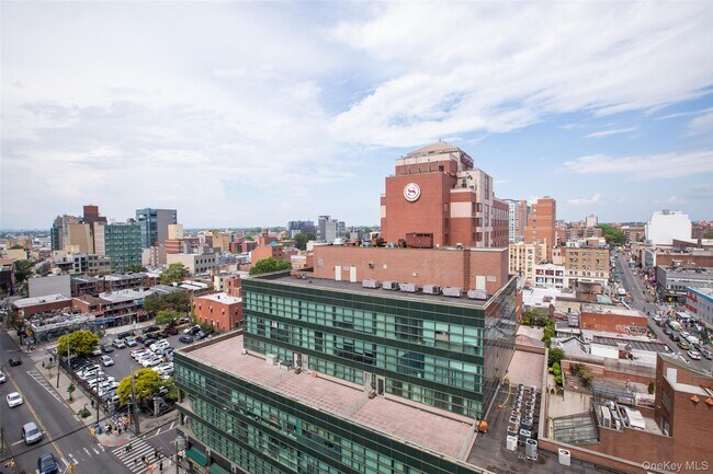 Building Photo - 39-16 Prince St