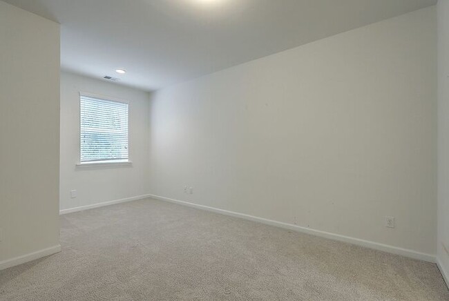 Building Photo - Spacious Mt. Pleasant Townhome!