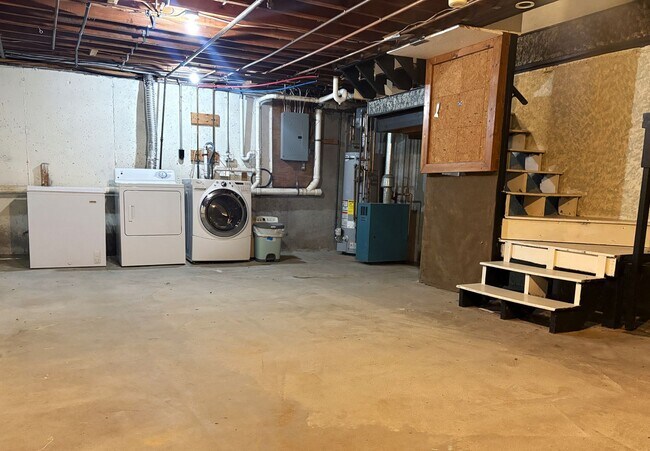 Building Photo - Spacious 3 Bedroom, 2 Bath Townhouse with In-Unit Laundry in Lowell, MA