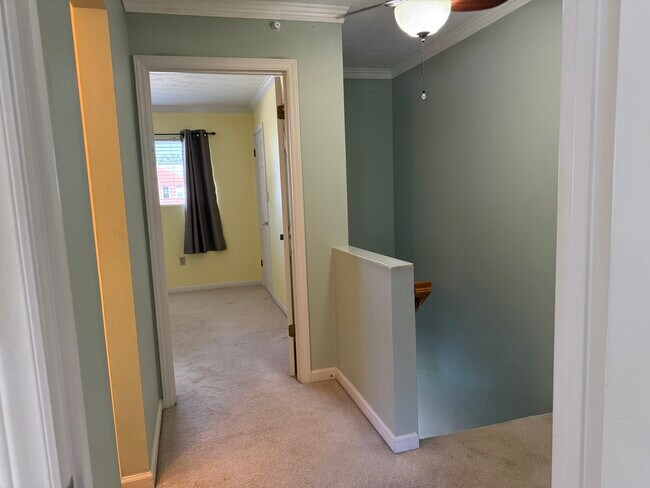 Building Photo - 1591 Kenmore Dr