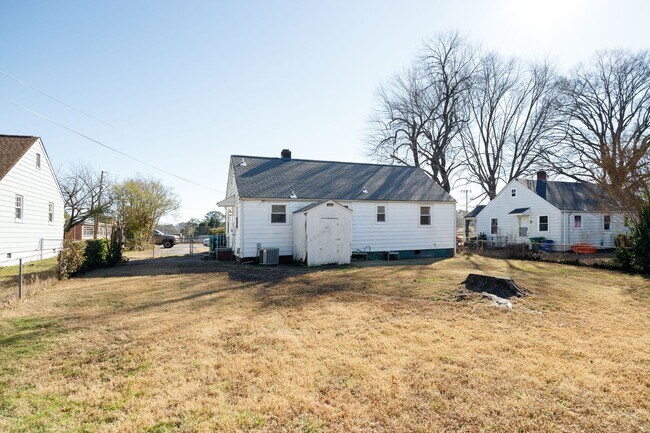 Building Photo - Charming 3 Bedroom Rancher in Lakeside