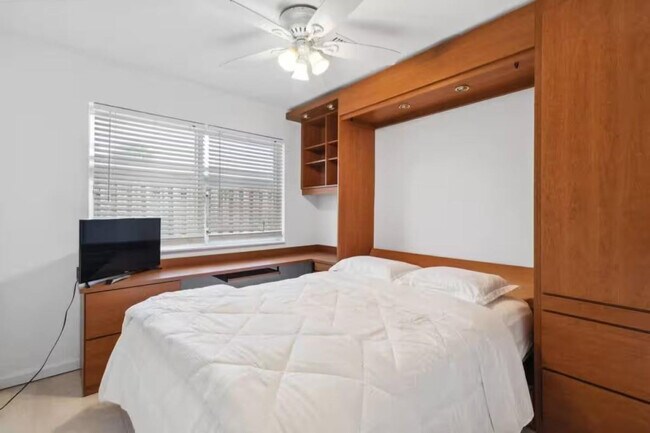 Building Photo - 1925 NE 29th Ct