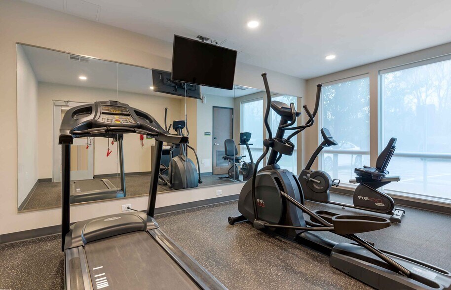 Building Photo - Furnished Studio-Phoenix - Chandler - Airport
