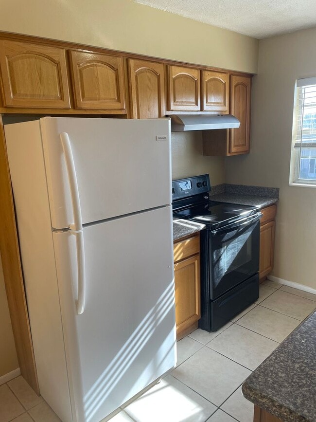 Building Photo - 2 bedroom 2 bath - walk in closet - master - dining area in kitchen