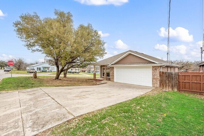 Building Photo - Light-Filled 3-Bedroom Home with Updated K...