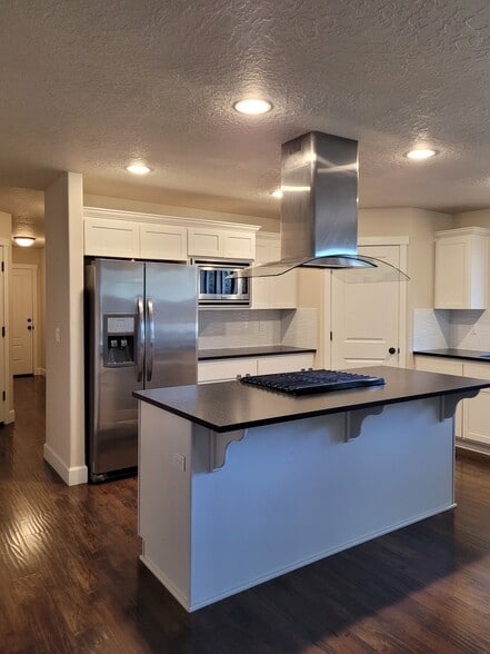 Building Photo - 3170 NE Coho St