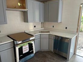 Building Photo - 10 Hunting St