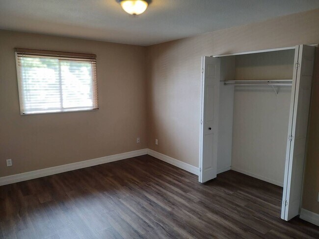Building Photo - 3 Bedroom - 2  Bedroom - 1656 Sq. Ft - Cas...