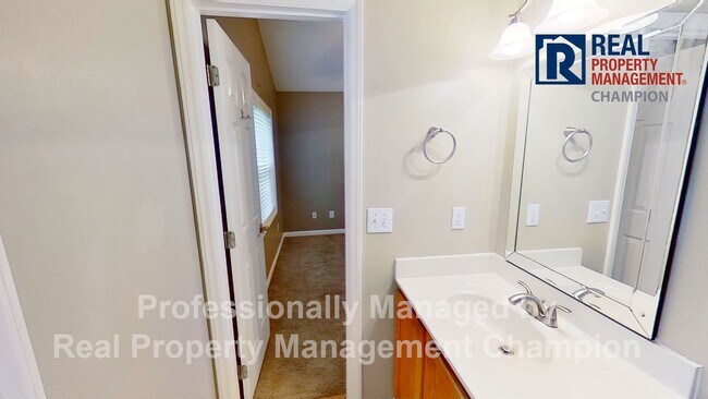 Building Photo - 811 Grathwol Dr