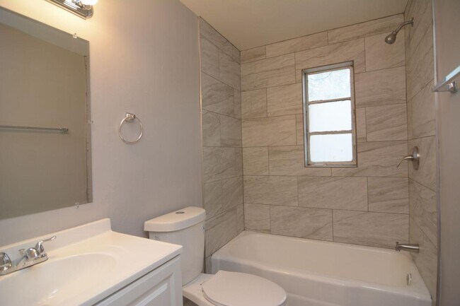 Building Photo - 962 E Graybill Dr