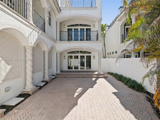 Building Photo - 827 SE 2nd Ct