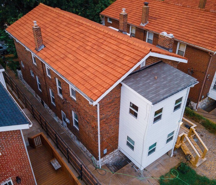 Building Photo - 5030 Winona Ave
