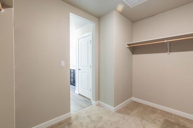 Building Photo - Perfect location for a 4 bed 2 bath with a...