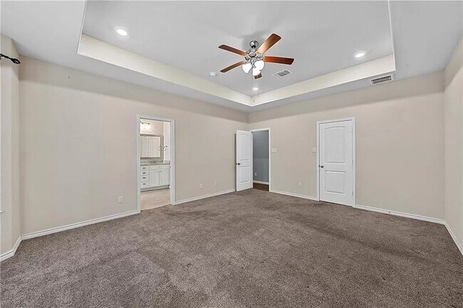 Building Photo - 605 Lister Dr