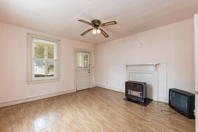 Building Photo - Charming 2-Bedroom Home in Burlington