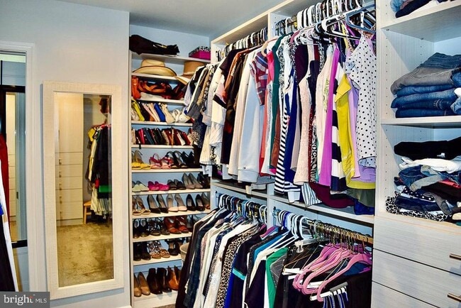 Building Photo - 2235 Abbotsford Dr