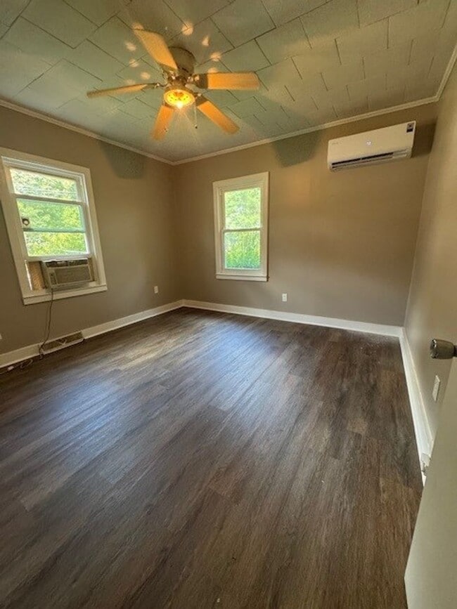 Building Photo - Adorable 3 Bedroom 1 Bathroom Home in Gree...
