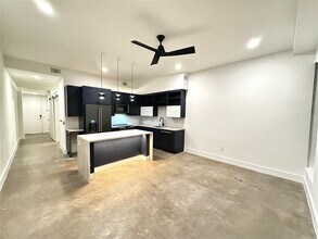 Building Photo - 507 Sabine St