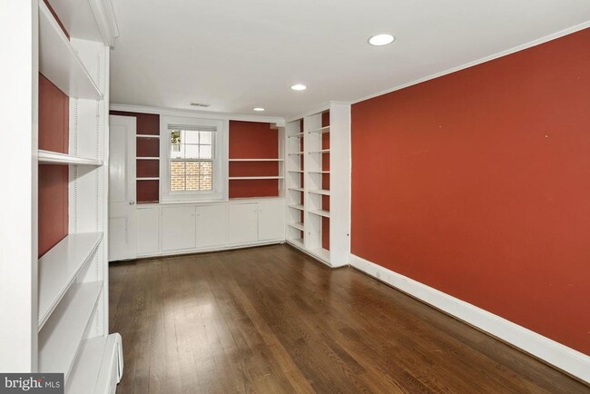Building Photo - 1537 33rd St NW
