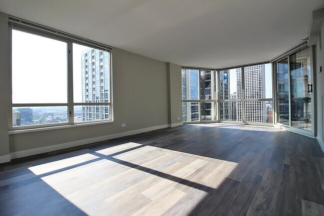 Building Photo - 13 E Delaware Pl