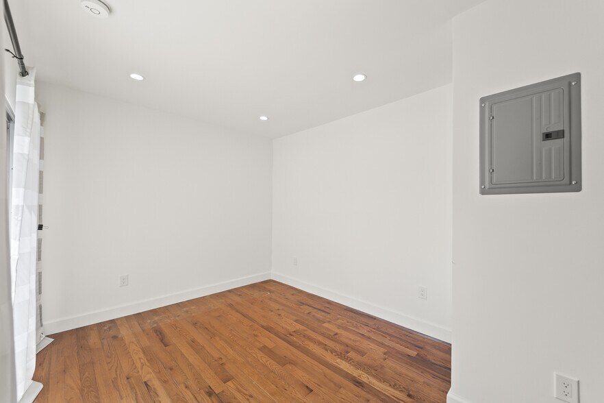 Building Photo - 8014 Denrock Ave