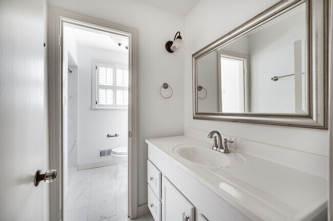 Building Photo - Fantastic renovated 5BE/4BA family home on beautiful oversized private Lot in the heart of Belle ...