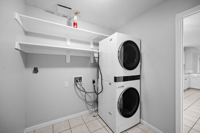 Building Photo - Spacious Latah Valley Home - Gated Community