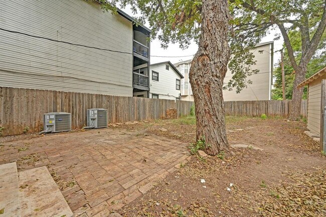 Building Photo - 1006 1/2 W 22nd St