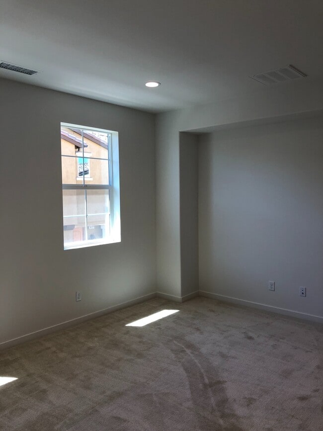 Building Photo - West Creek - 3 bedroom, 2.5 bath Townhome!