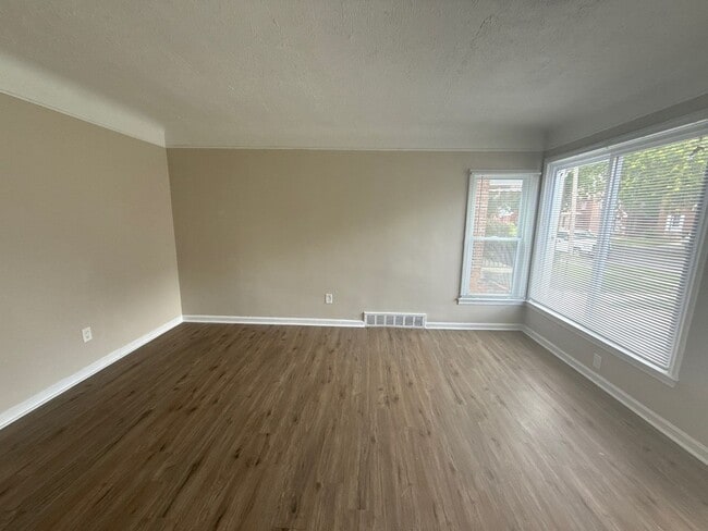 Building Photo - Freshly Renovated 3-Bedroom Home – Quality...