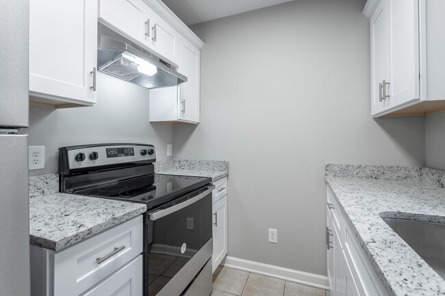 Building Photo - 2 Bedroom, 2 Bath Townhome with Private Patio Near I-75 & Hamilton Place