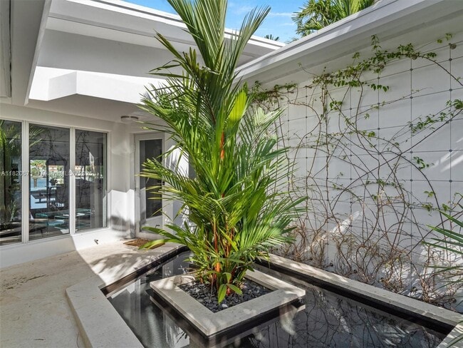 Building Photo - 425 E Dilido Dr
