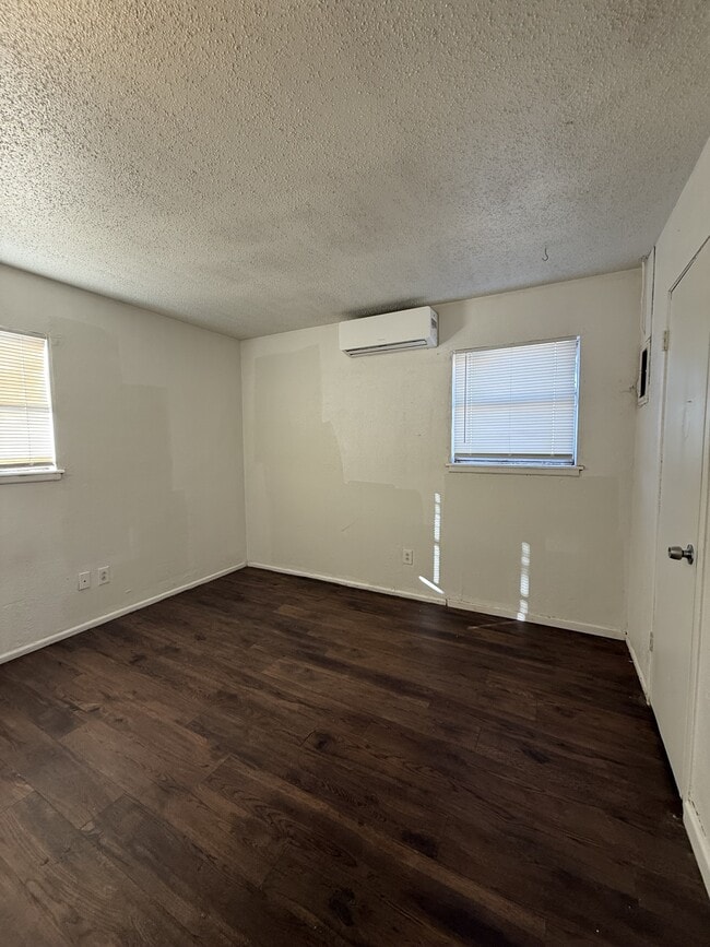 Building Photo - 824 Vanda Ave