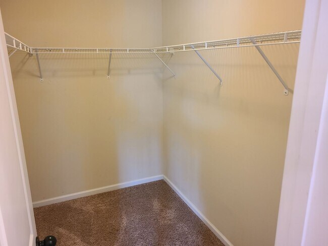 Building Photo - 2 Bedroom, 2.5 Bath Townhouse located in S...