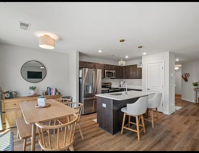 Building Photo - 714 S Long Star Wy