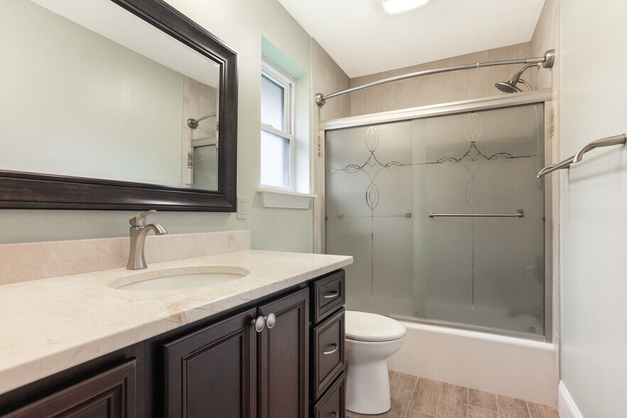 Primary Ensuite bathroom with stone counters - 5012 Antonini Dr